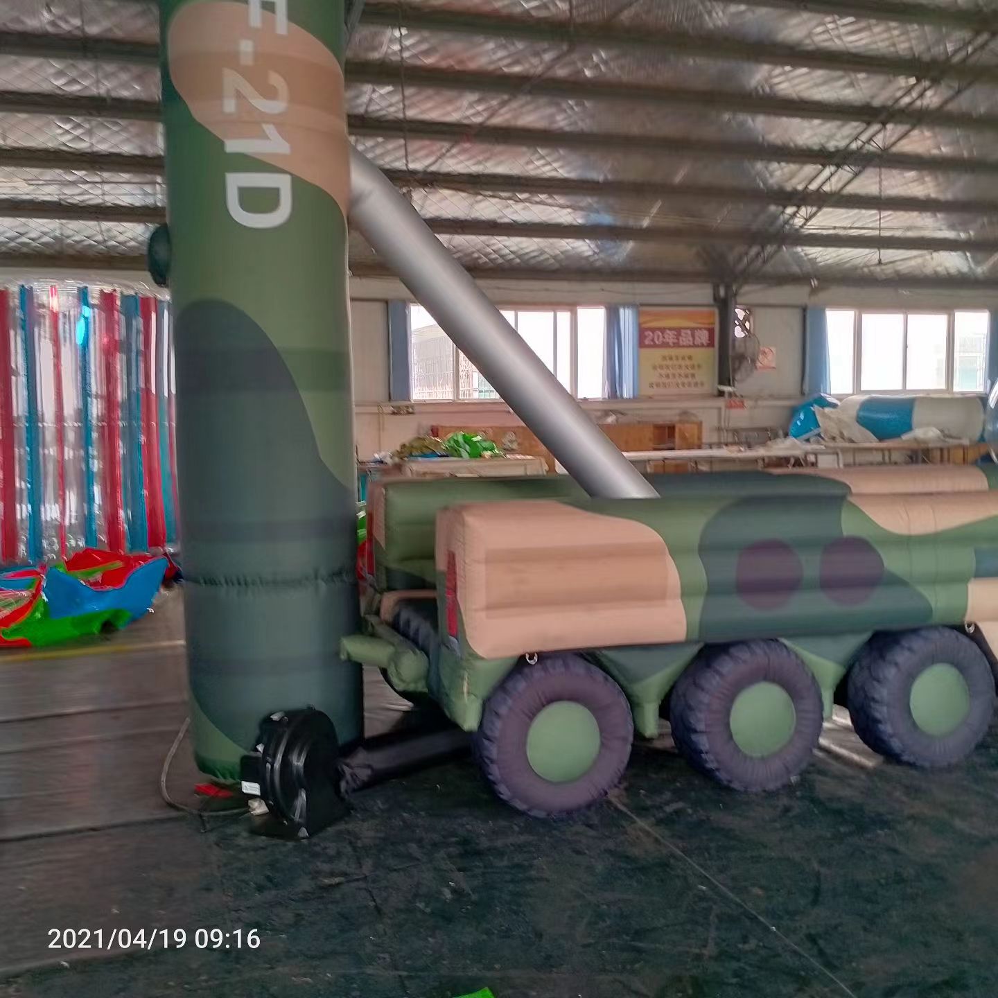 梁平军事演习中的充气目标车辆：模拟发射车雷达车坦克飞机